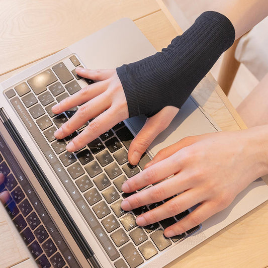 ブラックシリカ 岩盤浴 手の甲サポーター 6727| 冷えのお悩み・冷房対策・関節の痛み